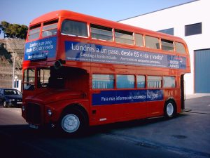 Autobús turístico con rotulación publicitaria