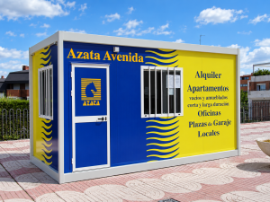 Caseta de atención comercial rotulada en azul y amarillo